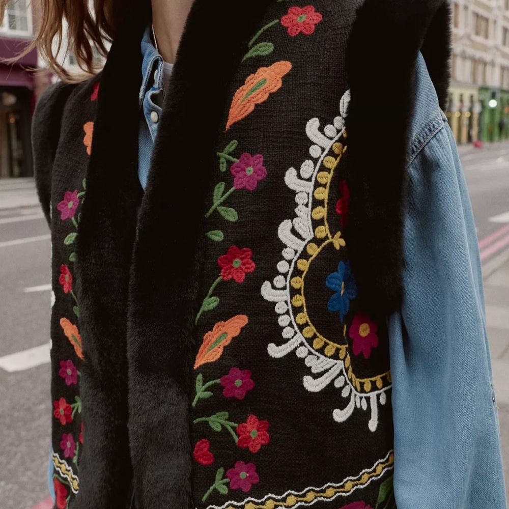 ZARA limited edition CONTRASTING EMBROIDERED FAUX FUR VEST - Picture 3 of 9